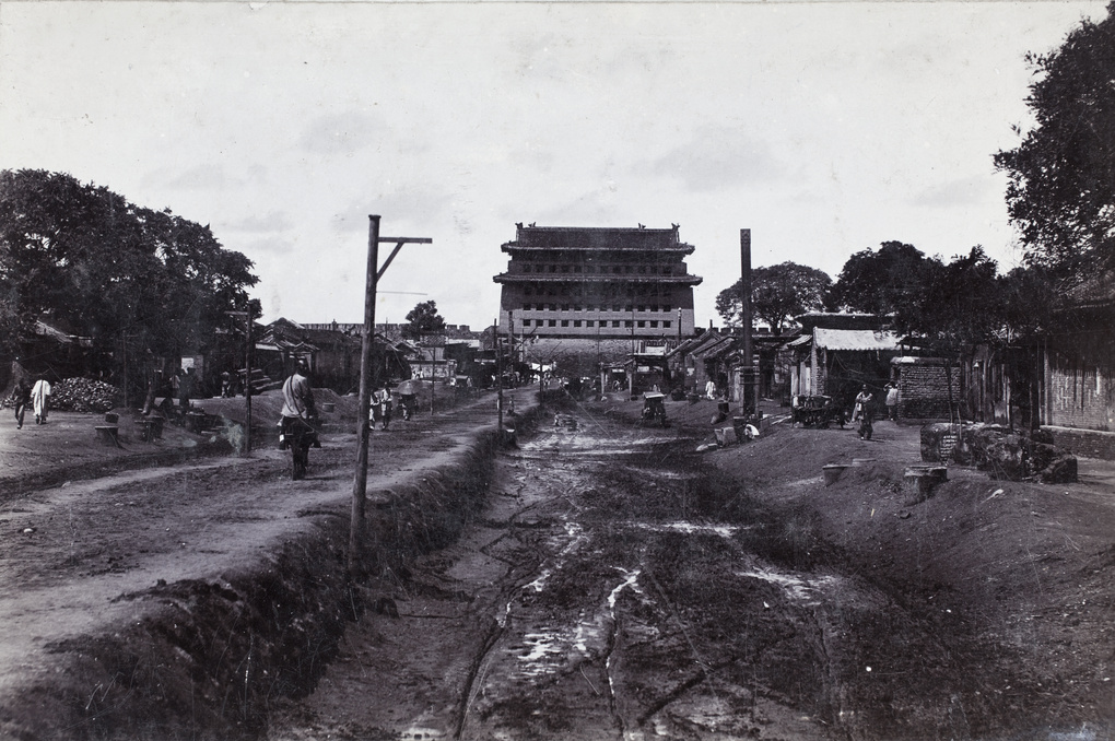 The road leading to Fuchengmen (阜成門), a city gate, Beijing