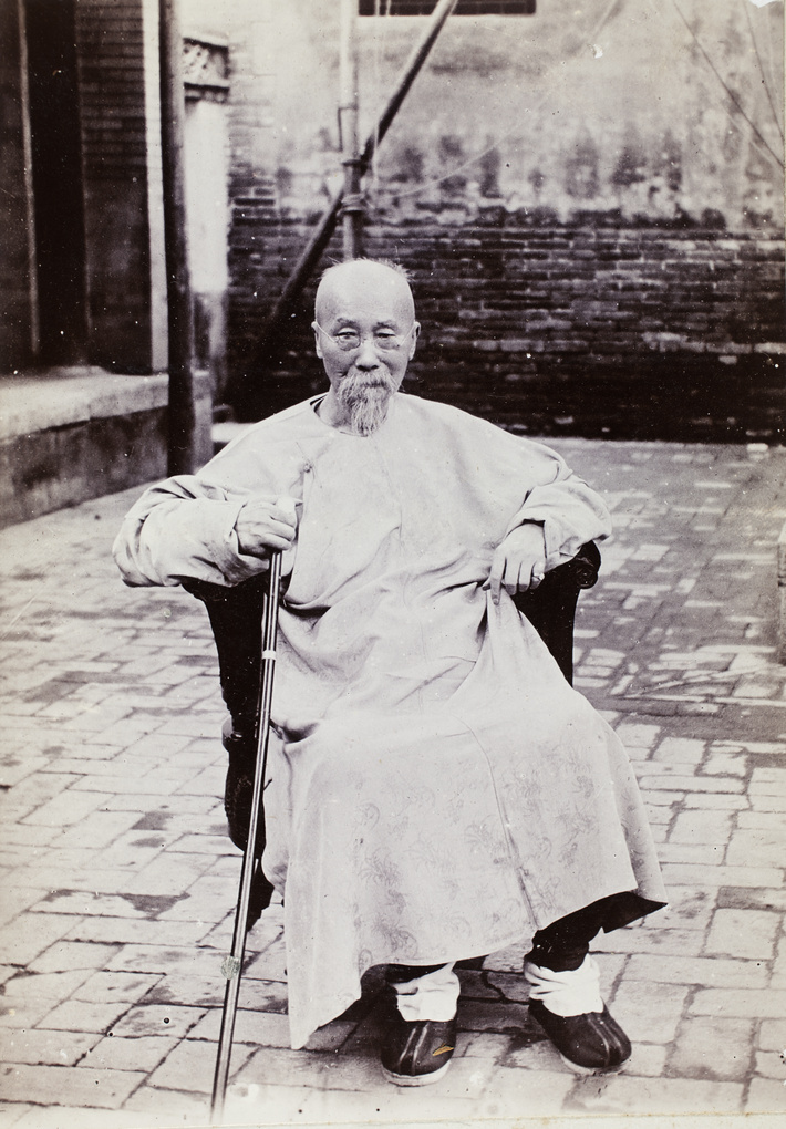 Li Hongzhang (李鸿章), wearing glasses, sitting in a chair
