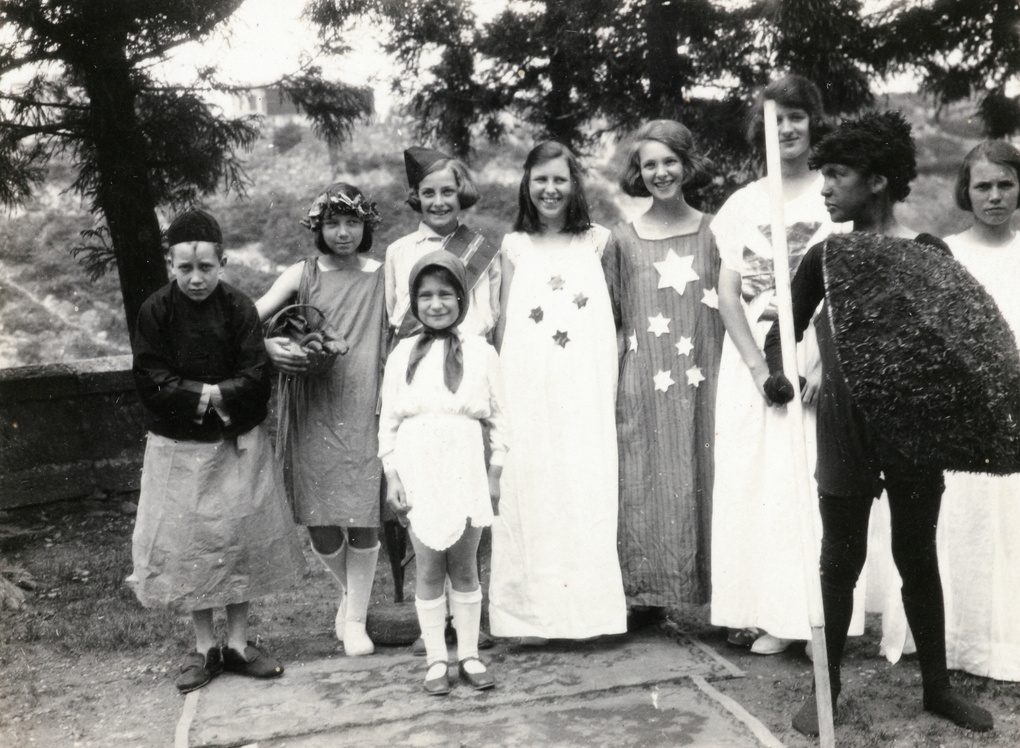 Children in fancy dress, 1924