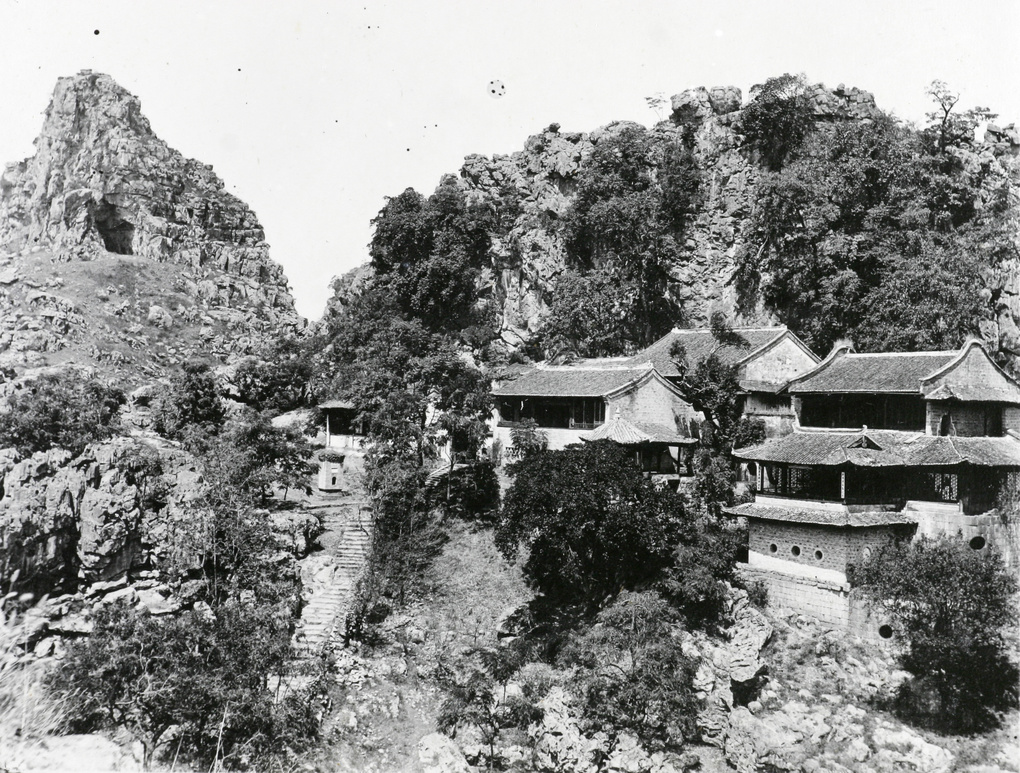 圣寿寺 (Shengshou Temple) and 风洞山 (Wind Cave Mountain), Guilin