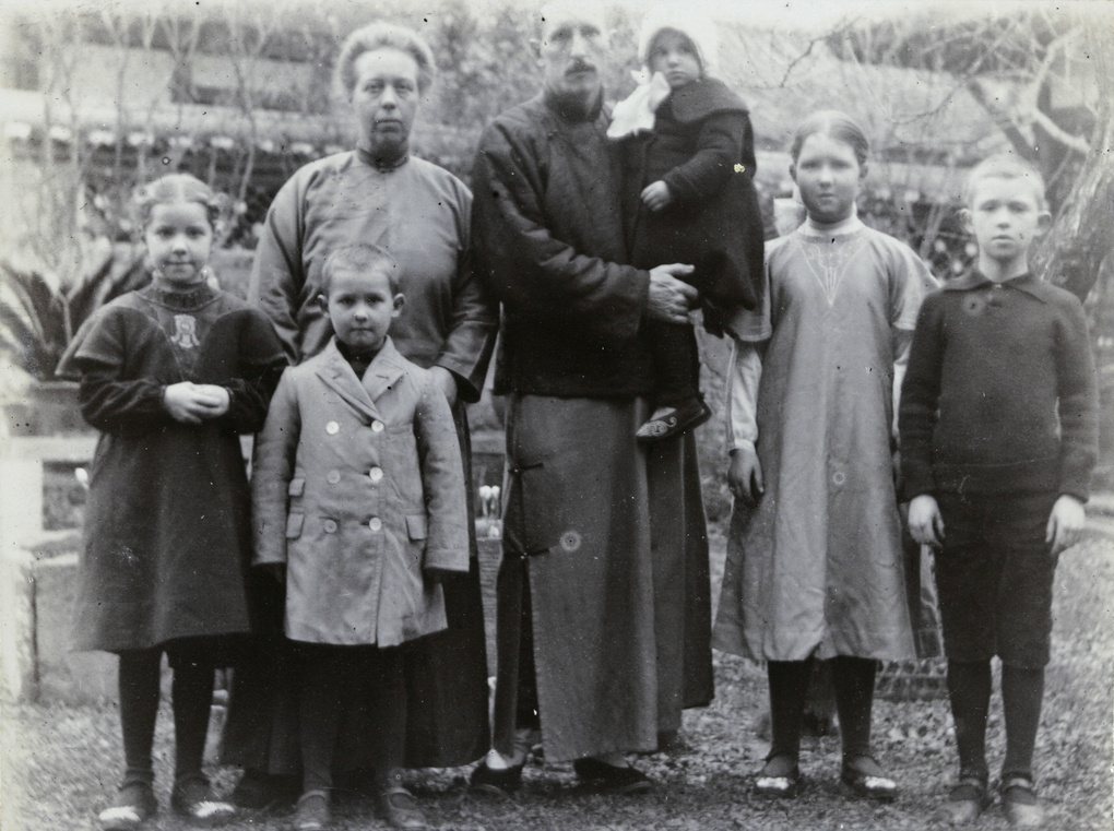The Elliott family, Paoning, 1917