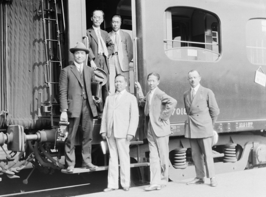 Hu Hanmin, Wu Yifei and others by a train