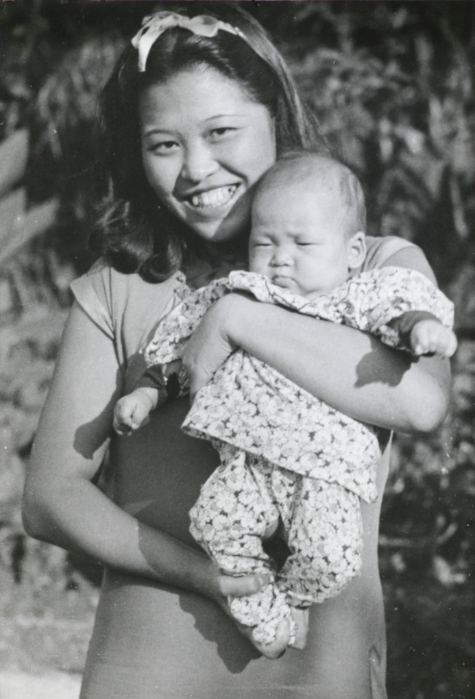Chen Yenli holding Fu Jintao, 1941