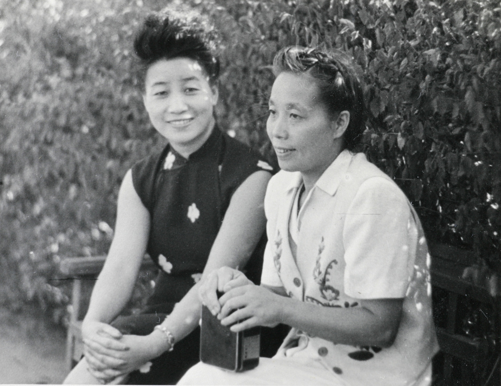 Hu Jibang (胡济邦) and another woman, Bolshovo Dacha, near Moscow