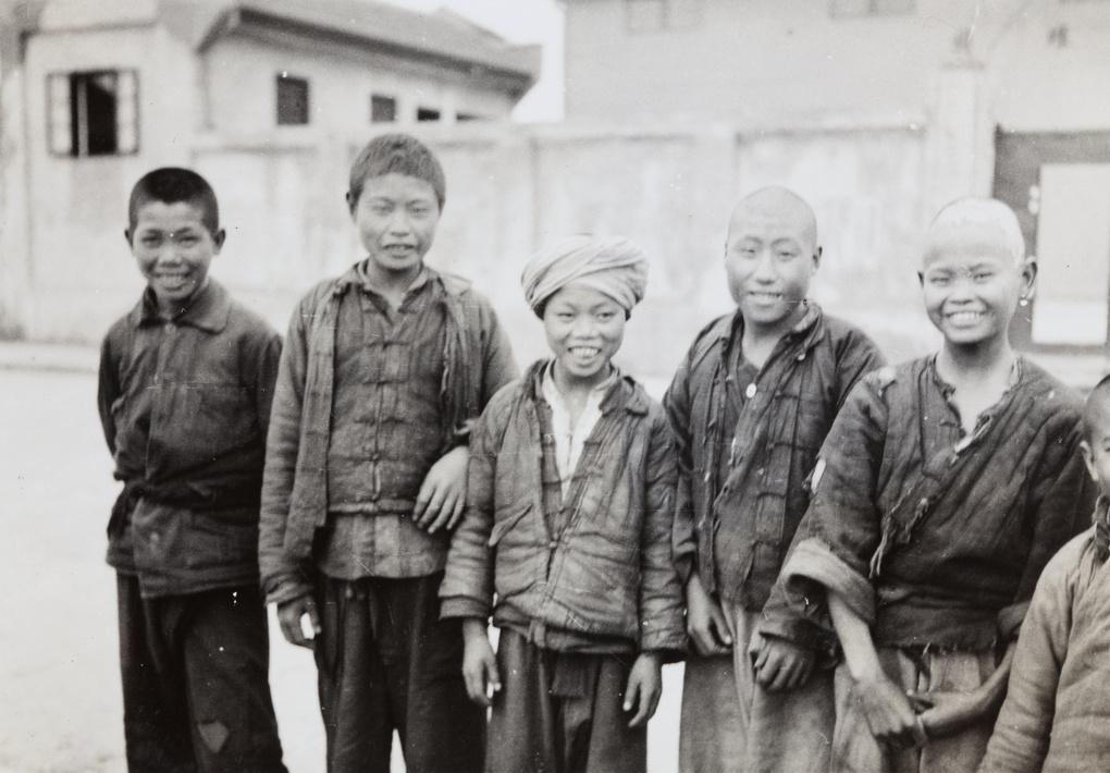 A group of children smiling, Jingzhou (沙市)