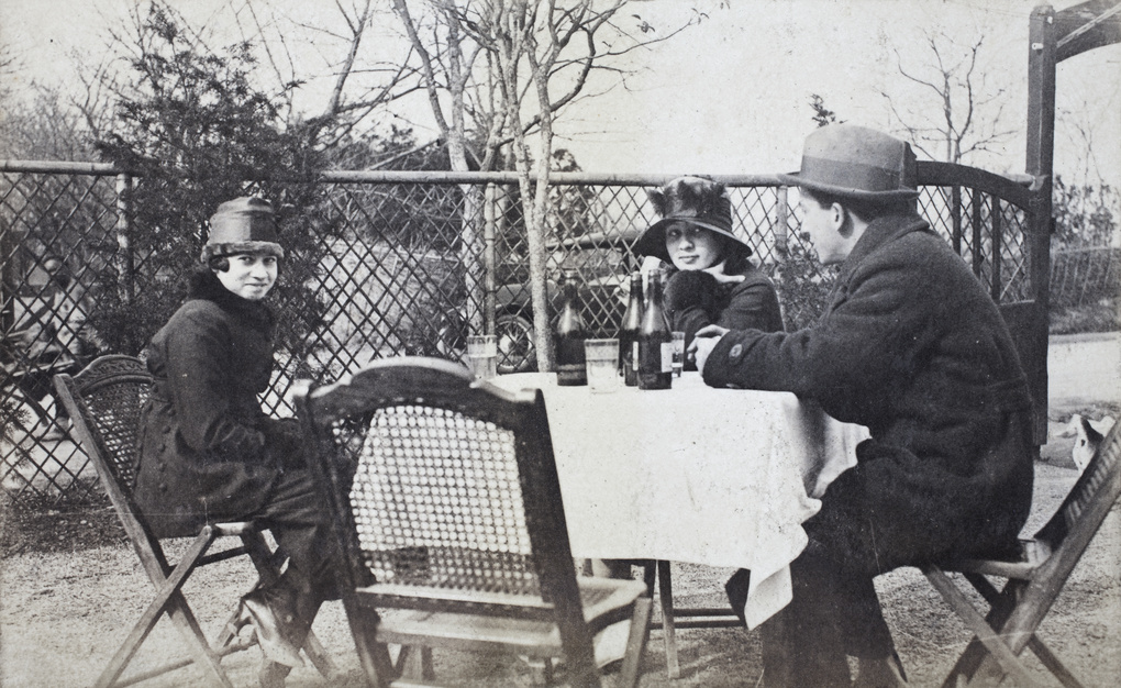 John Piry with two unidentified young women, Jessfield Park cafe, Shanghai