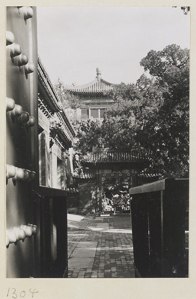 Courtyard with Ting he men opposite and roof of Yu jing ting above