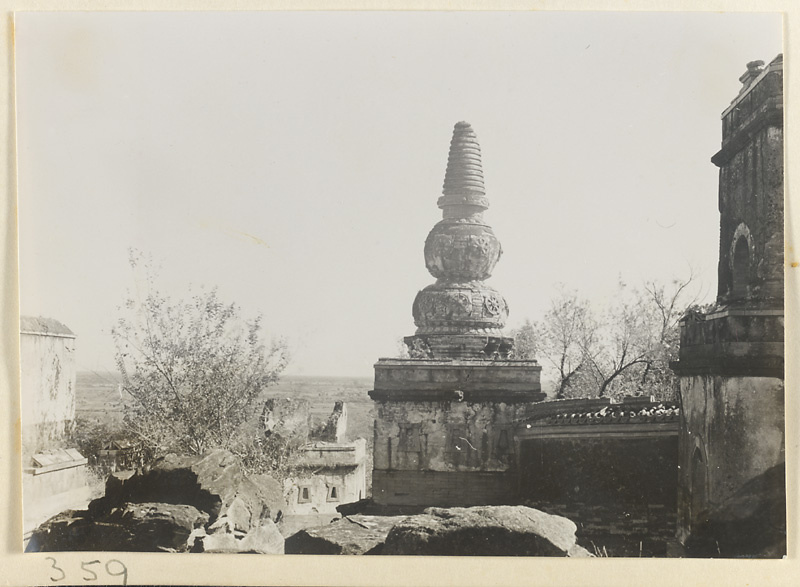 Stupa-style pagoda on Back Hill at Yihe Yuan