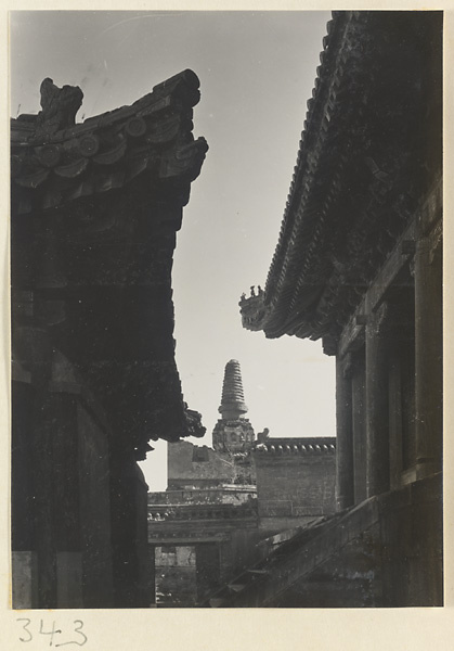 Building details and stupa-style pagoda on Back Hill at Yihe Yuan