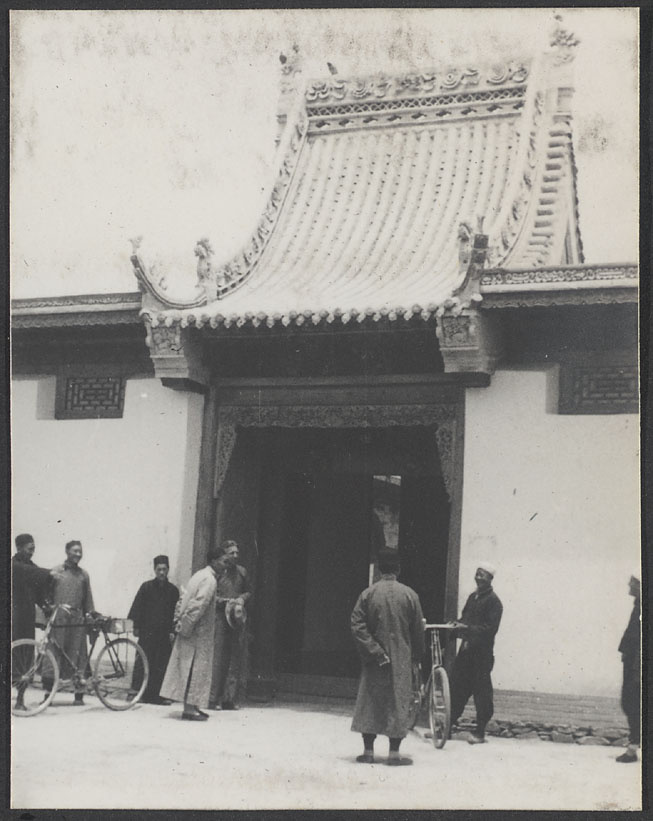 Hung Lo Fu, home of Ma Tsen-wu, & Pan Ch'iao, home of Ma Chin-hsi.  Entrance to Pan Ch'iao.