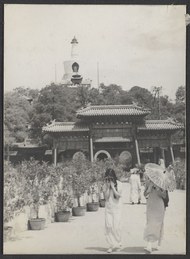 [Beijing.  Dui yun pai lou (front), Yong an men (left center), and Bai ta (rear).]