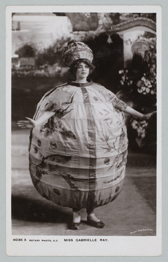 Gabrielle Ray as a Chinese paper lantern in the comic opera ‘See-See’
