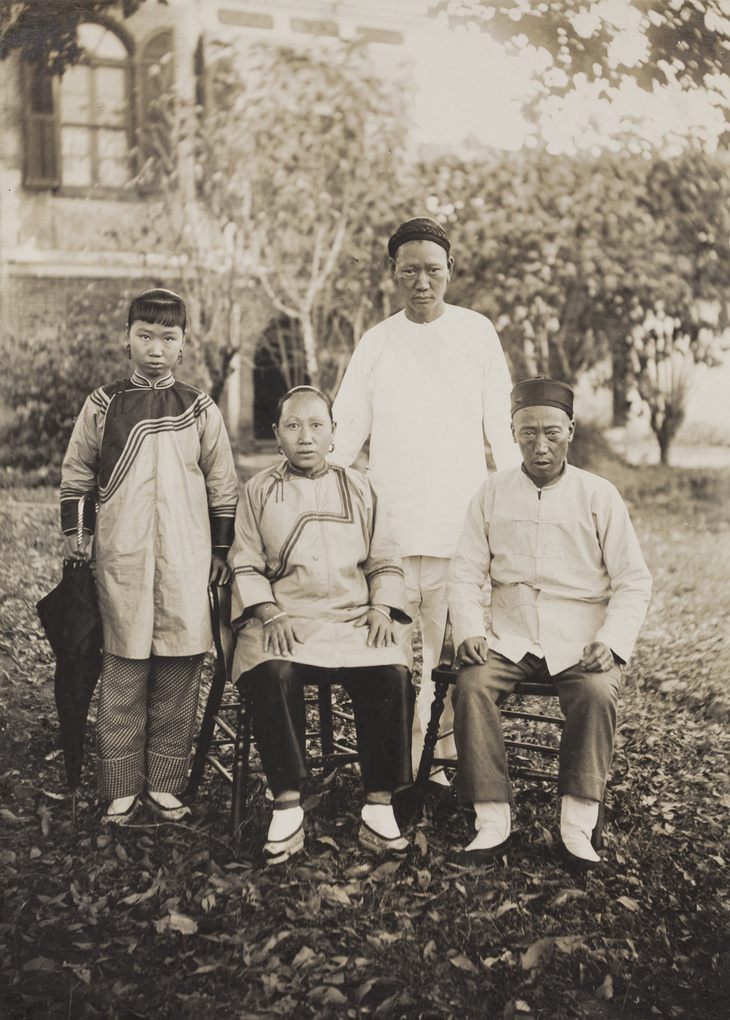 Tong peh with his wife and daughter - and his son who was a leper, Yongchun