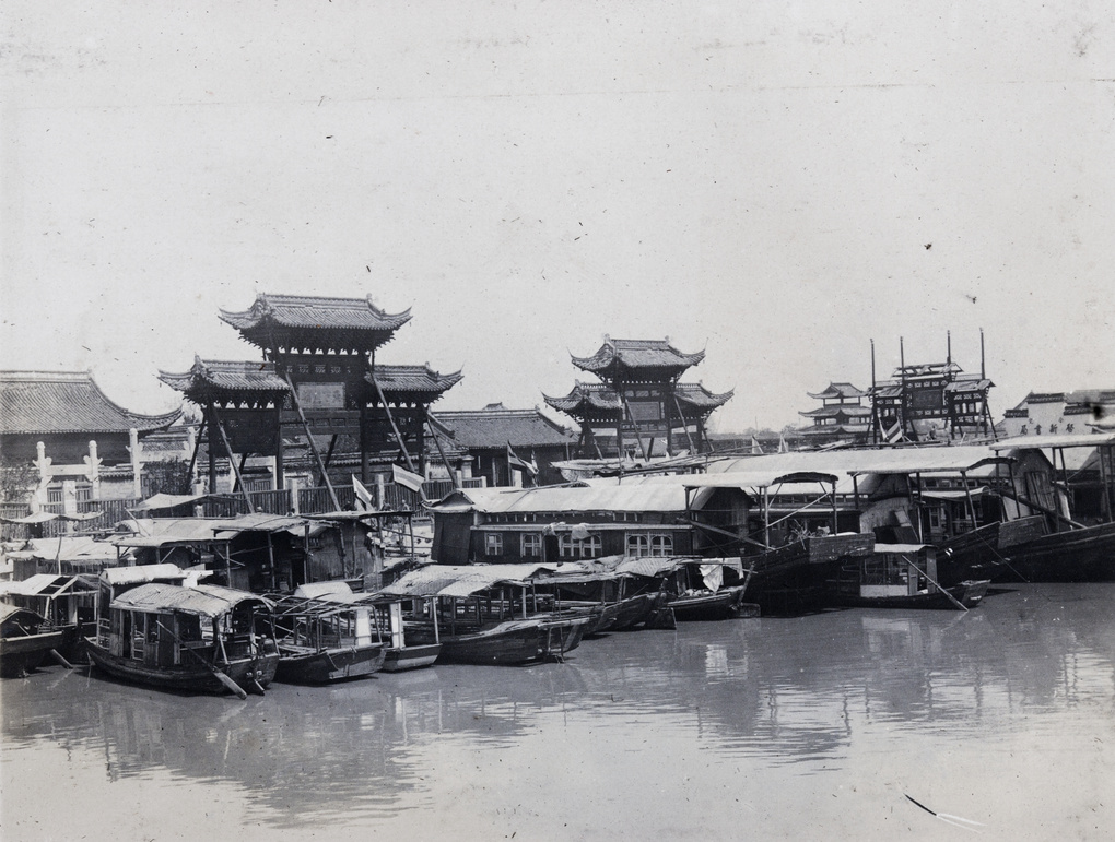 Flower boats and Confucian Temple beside the Qinhuai River (秦淮河), Nanjing (南京市)