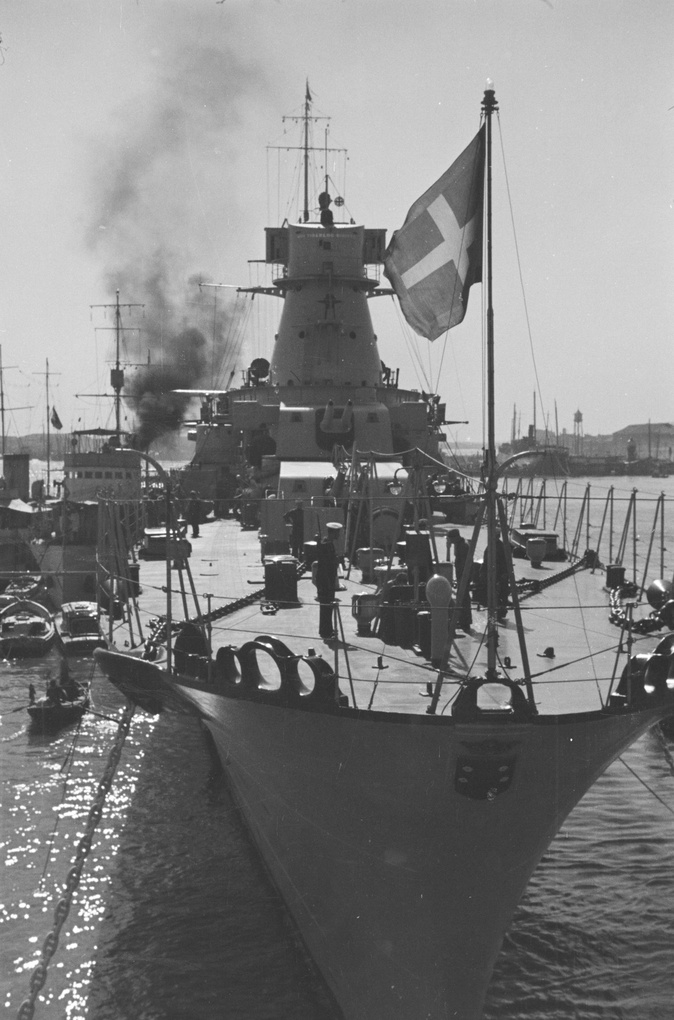 'Raimondo Montecuccioli', an Italian Royal Navy light cruiser, in Shanghai
