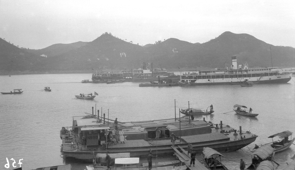 Steamers 'Wanhsien' and 'Loong Mow' at Ichang, with barges