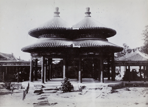 Drying laundry by the Double Ring Long Life Pavilion, Nanhai, Beijing