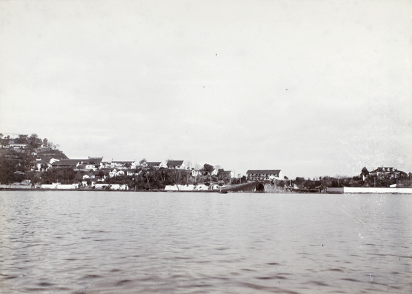 Big Buddha Temple (大佛寺) and a bridge, West Lake (西湖), Hangzhou (杭州)