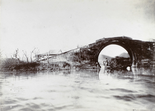 A boat laden with reeds passing under the Bridge of the Crouching Dragon (臥龍橋), West Lake (西湖), Hangzhou (杭州)