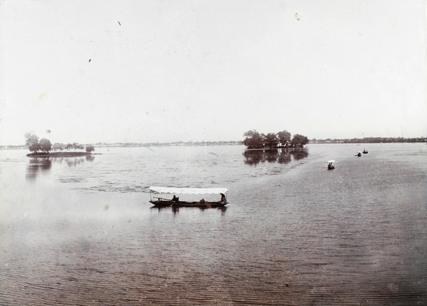 Covered boats touring the heart of the lake, West Lake (西湖), Hangzhou (杭州)