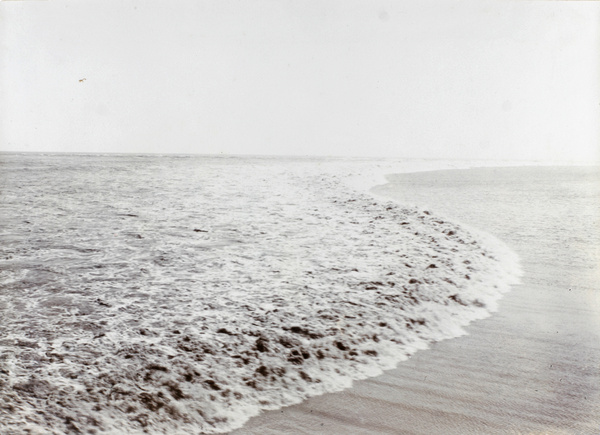 Tidal bore (‘Hangzhou Bore’), Qiantang River, Hangzhou Bay (杭州湾)