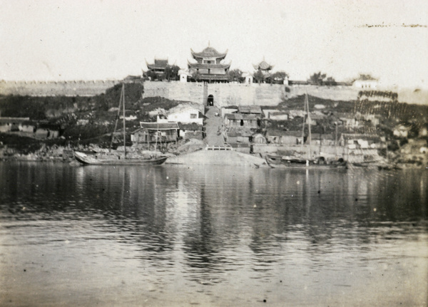 Gate and city wall, Yochow