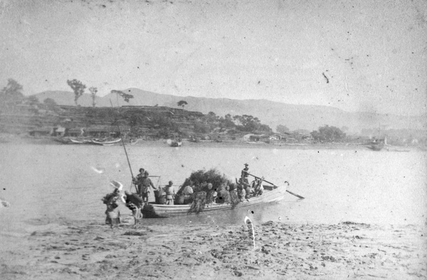 Ferry with passengers and light cargo, Lieng Kong