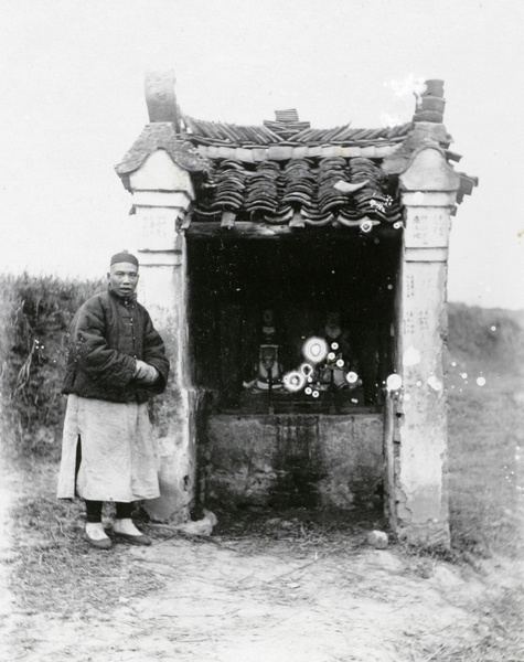 Wayside shrine (Local Earth Temple or T'u-ti-miao) - an Earth God (Tudigong 土地公) and his wife, known as Tudipo (土地婆)
