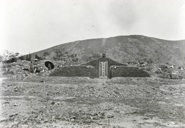 Building a new grave, Hunan