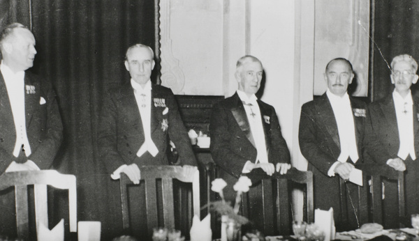 Decorated officials, Shanghai