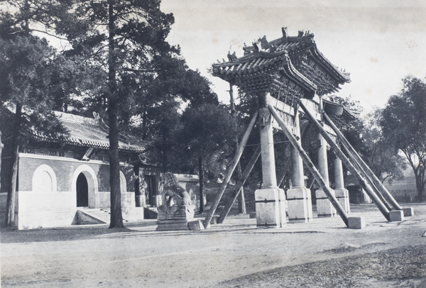 Pailou and entrance, Baihai Park, Beijing