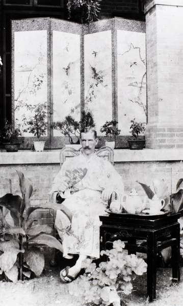 A man in Chinese dress, Peking (北京)