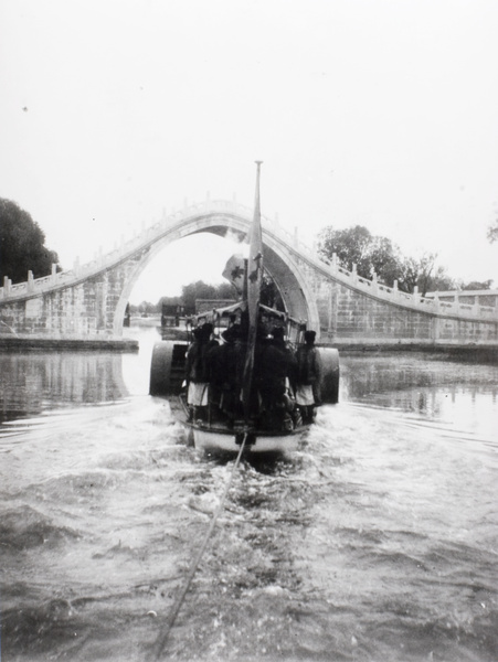 Court staff on paddle steamer approaching the Xiuyi Bridge (绣漪桥), Summer Palace (颐和园), Beijing (北京)