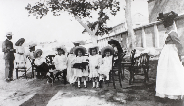 Children at tea, British Legation, Peking (北京)