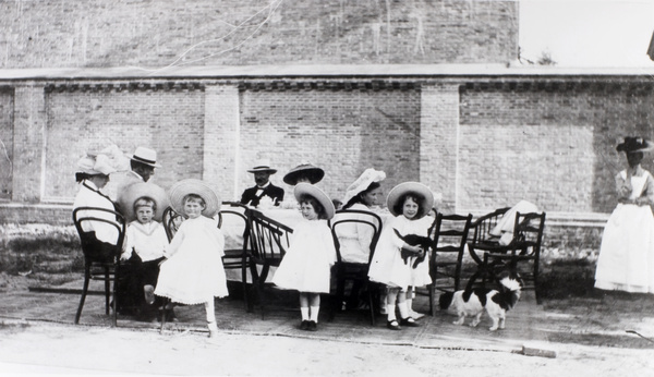 Children at tea, British Legation, Peking (北京)