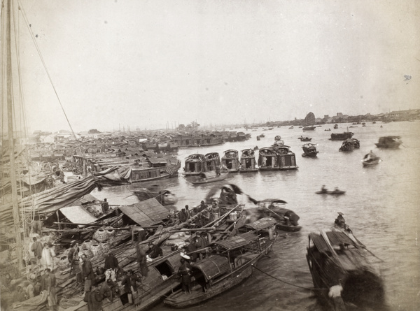 Rows of Flower Boats (floating brothels) and Pearl River (珠江) traffic, Canton (广州)