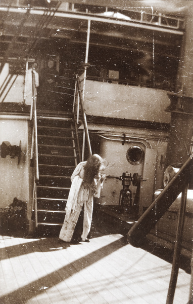 Cissie Harcourt drying her hair on s.s. Staatsecretaire Kraatke