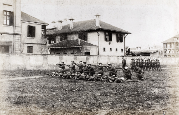 Two rank line formation, Hankow