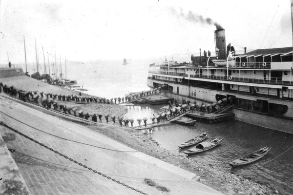 Loading a steamer, Hankow
