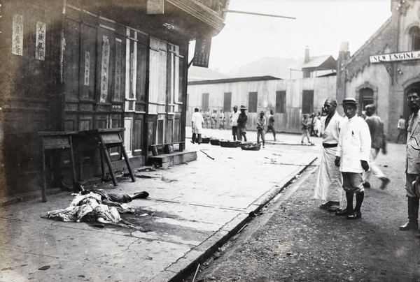 Covered corpse on a pavement, Hankou (汉口)