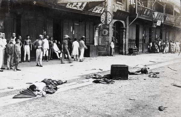 Bodies on a shopping street, Hankow