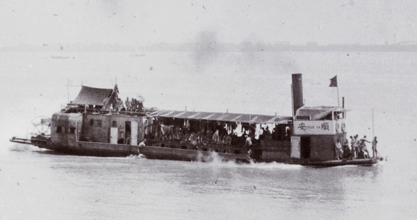 Paddle-steamer 'Chun On' in trouble, Yangtze River