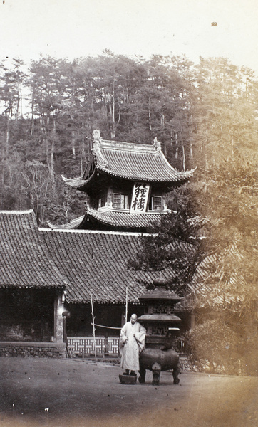 Bell tower and priest at Tiantong Temple (Heavenly Child Temple, 天童寺), near Ningbo