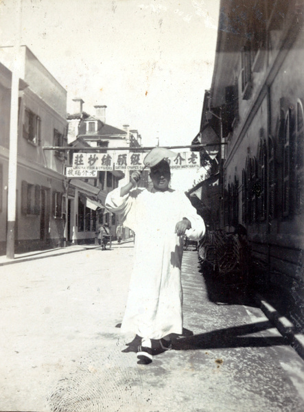 Chinese man in summer clothing, Kuikiang Road (Jiujiang Lu), Shanghai, c.1900