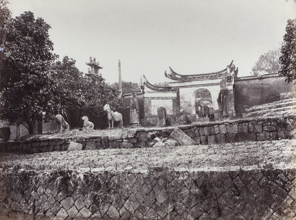 Guardians of the tomb of a dignitary, near Fuzhou (福州)