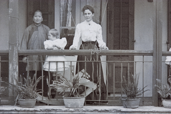 Amah and another woman, with a child, Shanghai