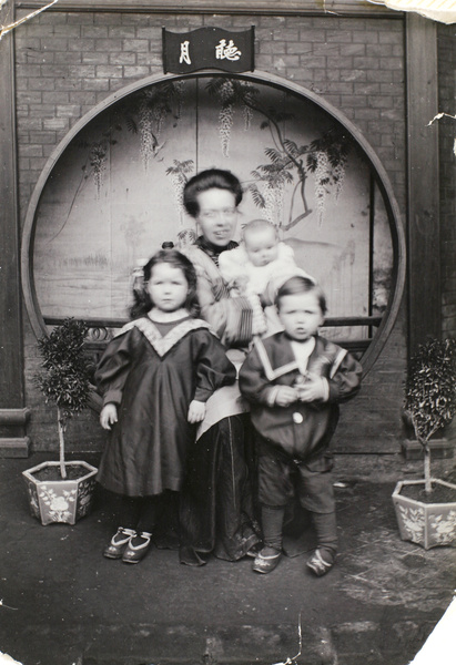 Mrs Elliott with Dare, Betsy and Charles, Paoning, 1911