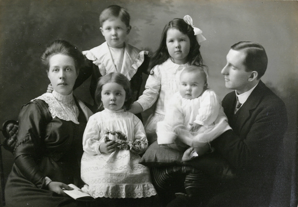 The Elliott family, 1913