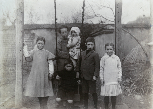Mrs Elliott and her children, Paoning
