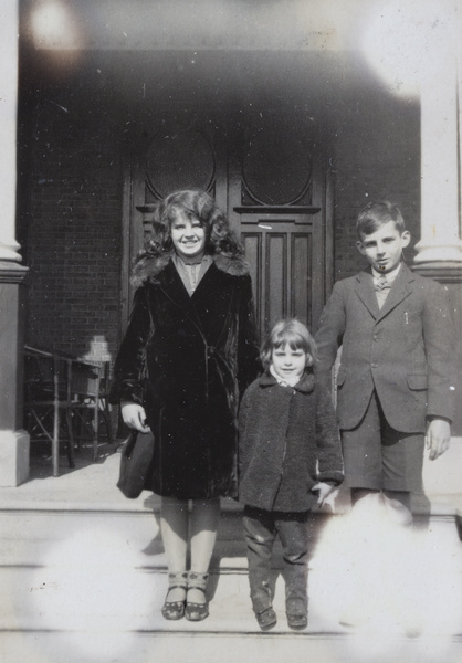 Gladys, Marjorie and Jim Ephgrave, Shanghai